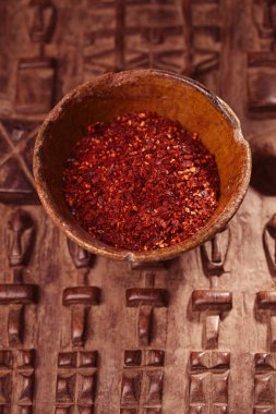 harissa baharat karışımı ahşap kase, geleneksel Fas kırmızı sıcak biber karışımı yığını