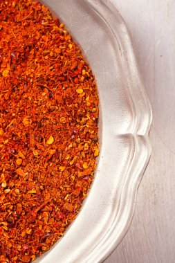RAS el hanout, Fas, geleneksel baharatlı karışımından içinde metal tepsi