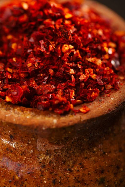 Harissa 香料混合在木勺 传统摩洛哥红辣椒混合 — 图库照片