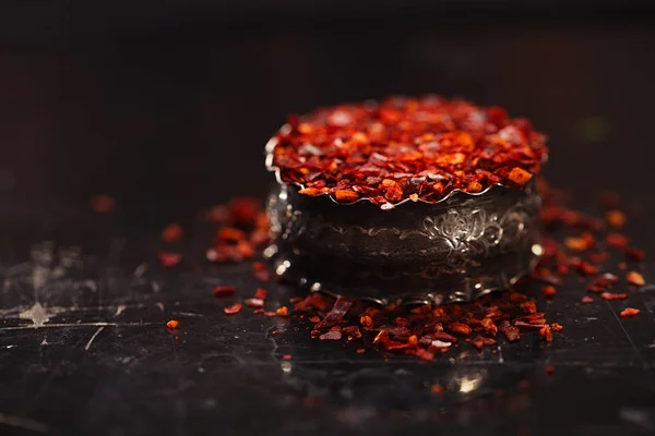 Harissa 香料混合在小金属碗在黑暗背景下 传统摩洛哥红辣椒混合 — 图库照片