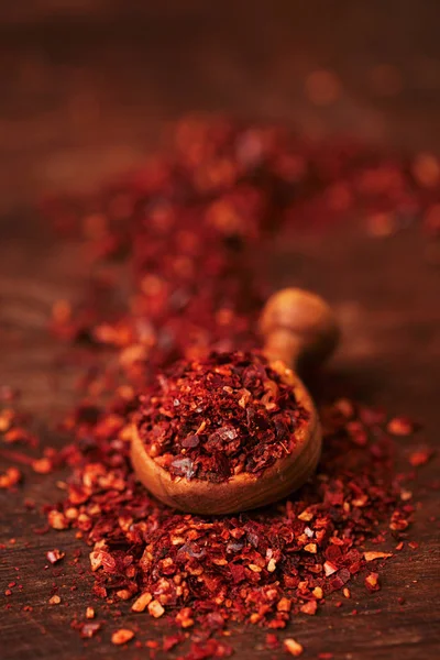 harissa baharat karışımı ahşap Kepçe, geleneksel Fas kırmızı sıcak biber karışımı içinde yığını