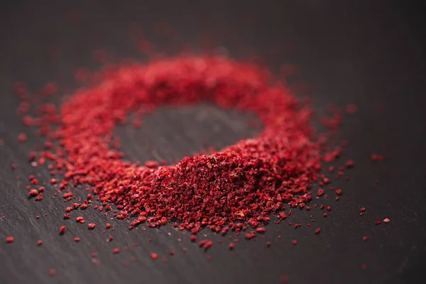 Ground Red Sumac Berries Tempero Sobre Fundo Preto — Fotografia de Stock