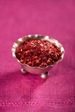 harissa baharat karışımı pembe kumaş, geleneksel Fas kırmızı sıcak biber karışımı üzerine küçük metal kapta yığını