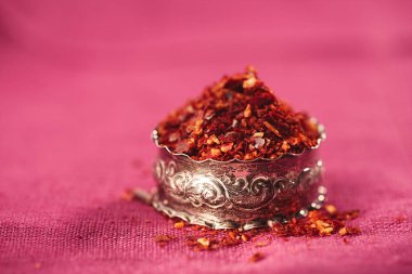 harissa baharat karışımı pembe kumaş, geleneksel Fas kırmızı sıcak biber karışımı üzerine küçük metal kapta yığını
