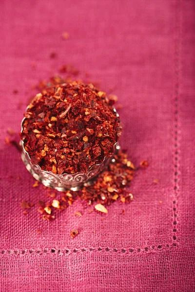 Haufen Harissa Gewürzmischung Kleiner Metallschüssel Auf Rosa Tuch Traditionelle Rote — Stockfoto
