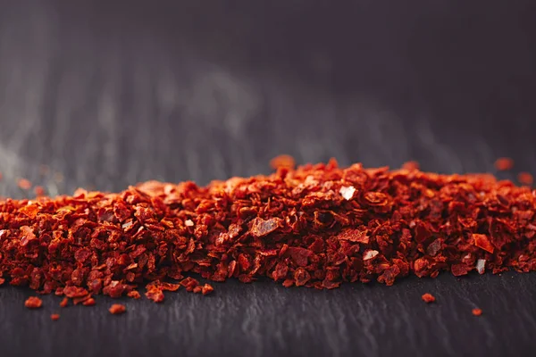 Högen Aleppo Paprika Mild Chili Flingor Mörk Bakgrund — Stockfoto