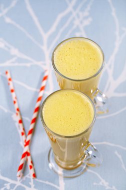 Zerdeçal latte kahve için altın bir bükülme