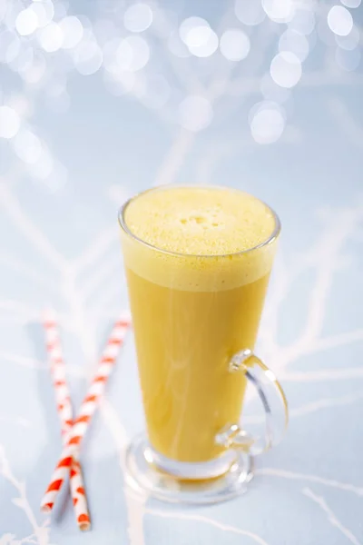 Kurkuma Latte ein goldener Twist zum Kaffee — Stockfoto