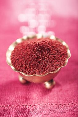 Zemin kırmızı sumak çilek gümüş kase