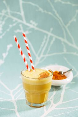 Zerdeçal latte veya baharat karışımı ile altın süt, içecek süt aromatik zerdeçal tozu ve baharat ile Buhar tarafından yapılır