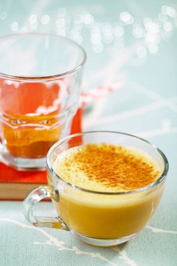 Zerdeçal latte veya baharat karışımı ile altın süt, içecek süt aromatik zerdeçal tozu ve baharat ile Buhar tarafından yapılır
