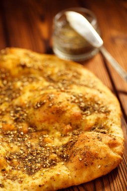 Zaatar baharat karışımı naan ekmek - kekik, susam, tuz, sumak, kekik, kimyon, rezene tohumu ve mercanköşk ile yapılan geleneksel Orta Doğu karışım ile
