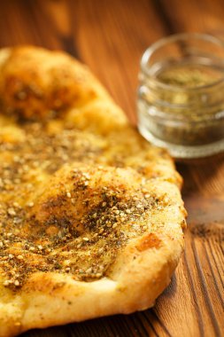 Zaatar baharat karışımı naan ekmek - kekik, susam, tuz, sumak, kekik, kimyon, rezene tohumu ve mercanköşk ile yapılan geleneksel Orta Doğu karışım ile
