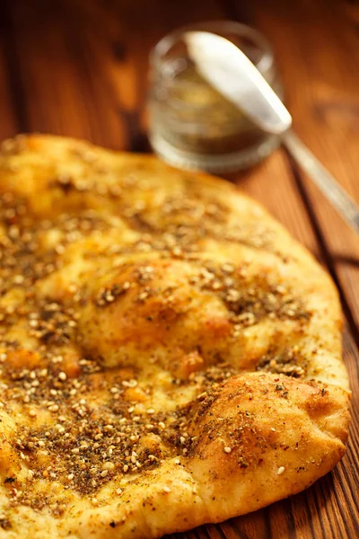Zaatar baharat karışımı naan ekmek - kekik, susam, tuz, sumak, kekik, kimyon, rezene tohumu ve mercanköşk ile yapılan geleneksel Orta Doğu karışım ile