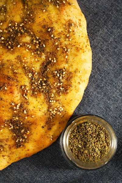 Zaatar baharat karışımı naan ekmek - kekik, susam, tuz, sumak, kekik, kimyon, rezene tohumu ve mercanköşk ile yapılan geleneksel Orta Doğu karışım ile