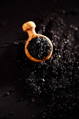 Hawaiian siyah lav deniz tuzu ile mineral ve besin ve ahşap kase