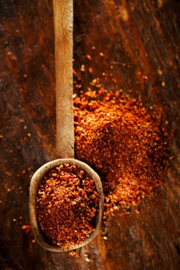 Doğal zemin kurutulmuş domates tozu ve tahta kaşık