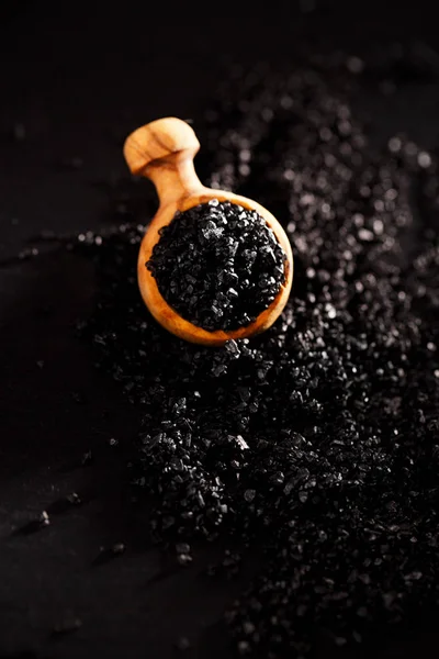 Hawaiian Zwarte Lava Zeezout Met Mineralen Voedingsstoffen Houten Kom — Stockfoto
