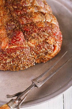 antrikot kaburga eti çatal ile plaka üzerinde kapat