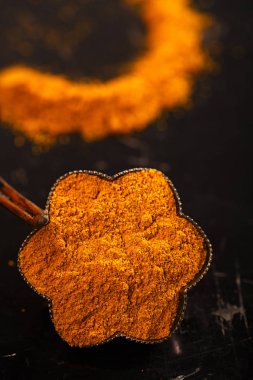 zerdeçal latte baharat karışımı kaşığı koyu arka plan üzerinde