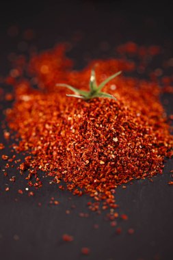 Doğal kurutulmuş domates tozu ile tatlı ve tuzlu tadı koyu arka plan üzerinde yakın