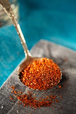 Doğal güneş metal kaşık domates tozu kurutulmuş. yakın çekim