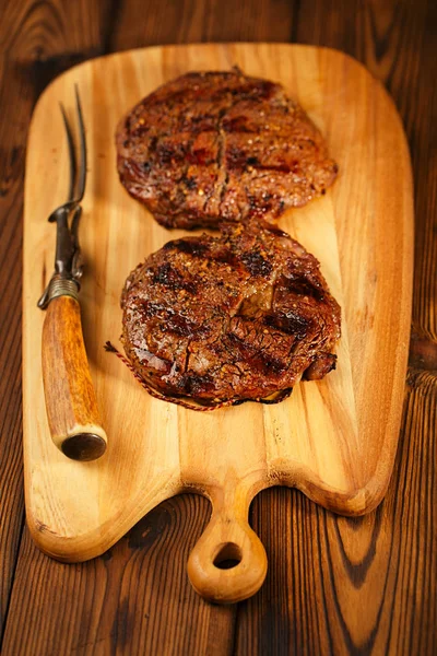 Filete Carne Cruda Tablero Madera Con Tenedor Vista Superior — Foto de Stock