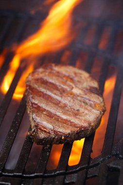 alev ile Barbekü Barbekü Izgara antrikot kaburga kızartma sığır eti. Sığ dof.