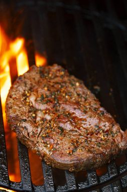 alev ile Barbekü Barbekü Izgara antrikot kaburga kızartma sığır eti. Sığ dof.