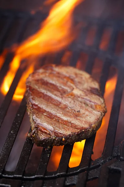 Rib Eye Roastbeef Steak Auf Grill Mit Flamme Flacher Dof — Stockfoto
