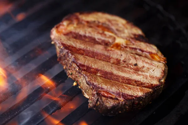 Steak Bœuf Sur Barbecue Grill Avec Flamme — Photo