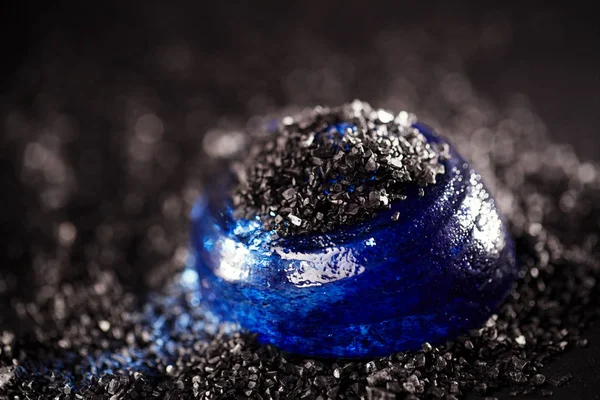 Nahaufnahme Eines Haufens Hawaiianischen Schwarzen Lavasalzes Auf Blauem Stein — Stockfoto