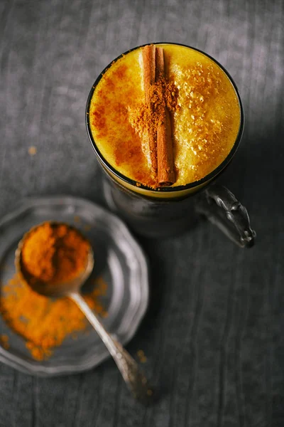 Vista Dall Alto Del Latte Tazza Con Bastoncino Cannella Sopra — Foto Stock