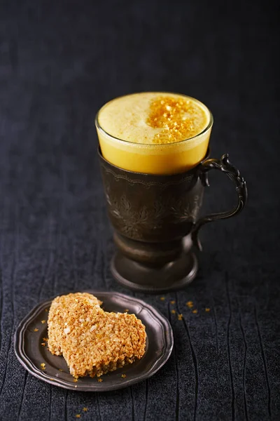 Närbild Latte Dekorativa Cup Med Cookies Plattan Träbord — Stockfoto