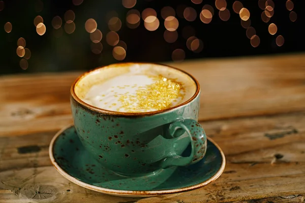 Nahaufnahme Von Latte Tasse Mit Glitzersternchen Auf Schaum Auf Holztisch — Stockfoto