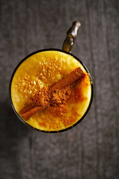 Vista Dall Alto Del Latte Curcuma Oro Con Bastoncino Cannella — Foto Stock