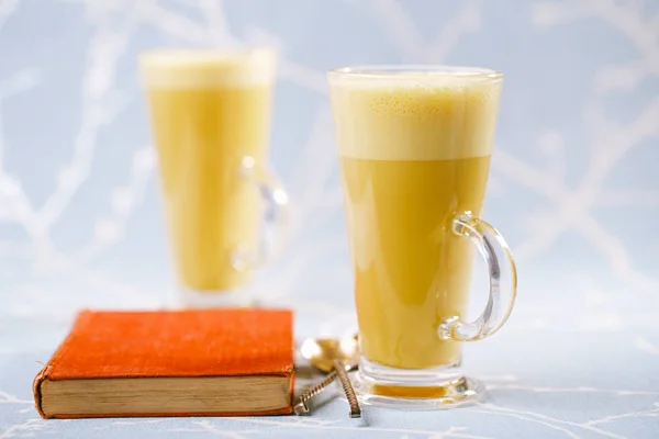 Latte Curcuma Oro Latte Bicchieri Con Cucchiai Oro Libro Rosso — Foto Stock