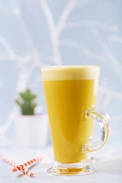 Gouden Melk Kurkuma Latte Glas Met Gestreepte Rietjes Planten Pot — Stockfoto