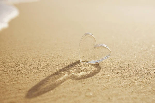 Cuore Vetro Trasparente Sulla Spiaggia Sabbia Bianca Con Onde — Foto Stock