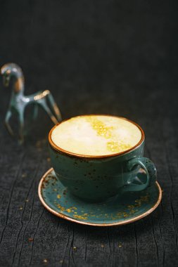 Zerdeçal latte veya ahşap zemin üzerine altın süt