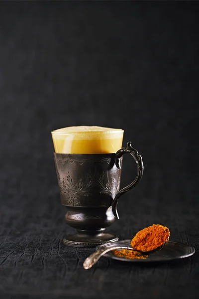 Kurkuma Latte Oder Goldene Milch Mit Zimtstange Und Gewürzmischung — Stockfoto