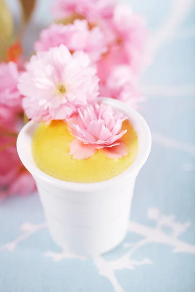 ウコン ラテや桜の花が咲くとゴールデン ミルク — ストック写真