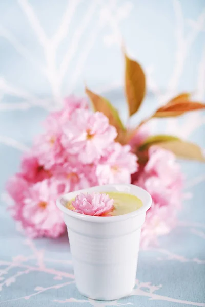 Zerdeçal Latte Veya Kiraz Çiçekleri Çiçek Ile Altın Süt — Stok fotoğraf
