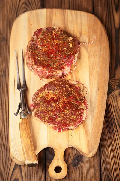 Kött - rå biff på planka — Stockfoto