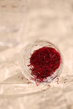 saf camda safran iplikler, eski ahşap arka planda