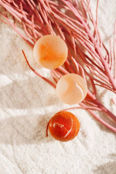 Sea glass marbles with red corall  on white sand beach — ストック写真