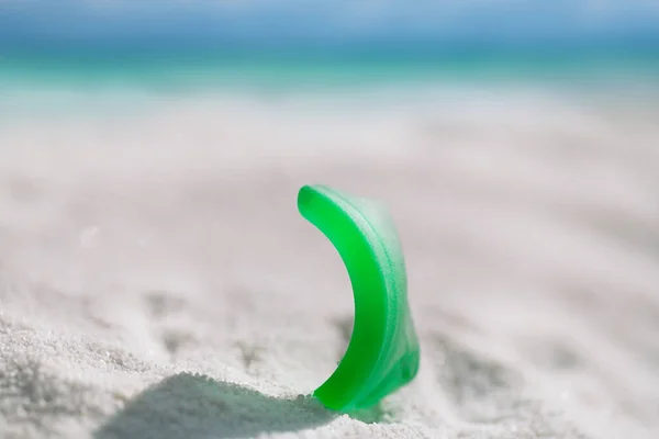 Merilasi valkoisella hiekkarannalla — kuvapankkivalokuva