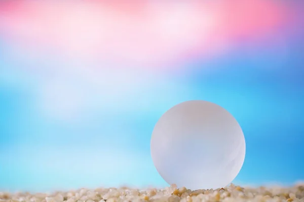 Bola de vidro do mar na areia da praia — Fotografia de Stock