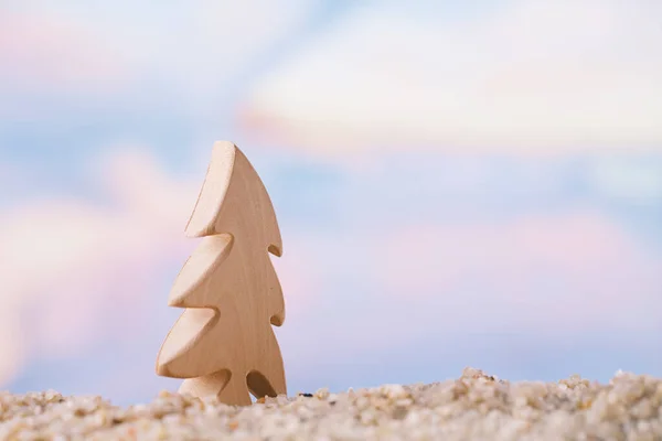 Kerstboom op een strand, Oceaan, hemel en zeegezicht — Stockfoto