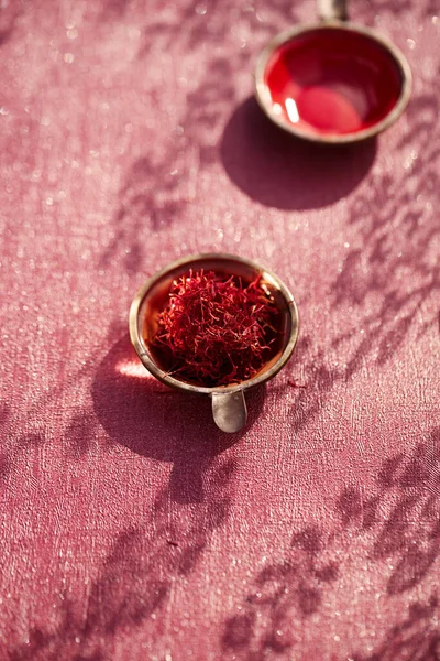 Šafránové nitě ve vinobraní nádobí — Stock fotografie